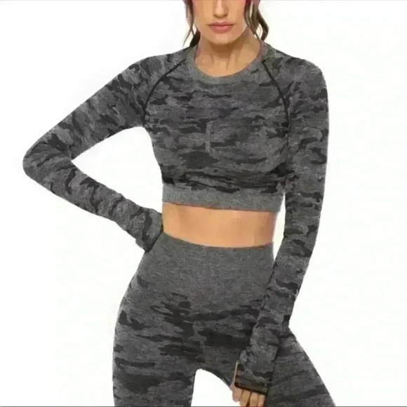 Seamless camo crop top with thumb holes - Picture 1 of 4